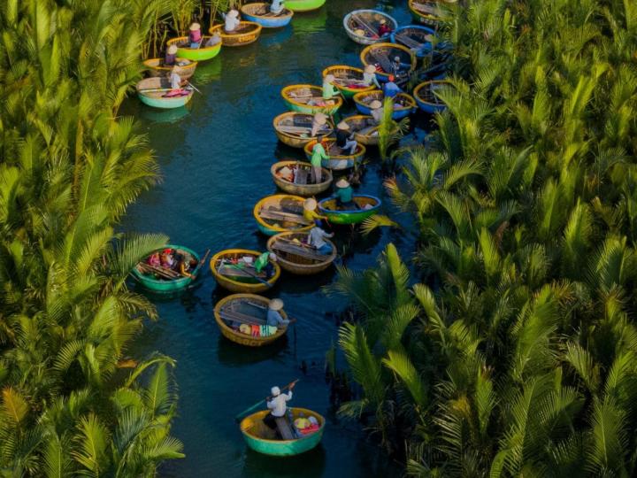 ONE DAY SPECIAL TOUR SMARBLE MOUNTAINS – MONKEY MOUNTAIN – AM PHU CAVE – DA NANG BY NIGHT AND CRUISE